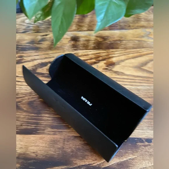 Prada - Picture 2 of 4